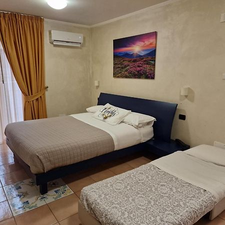 Vittoria Guest House Salerno Exteriör bild