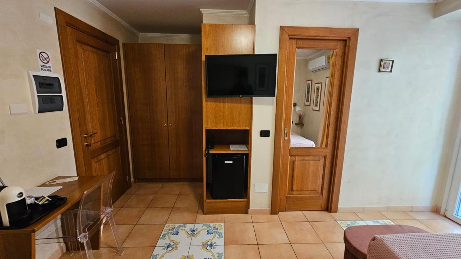 Vittoria Guest House Salerno Exteriör bild