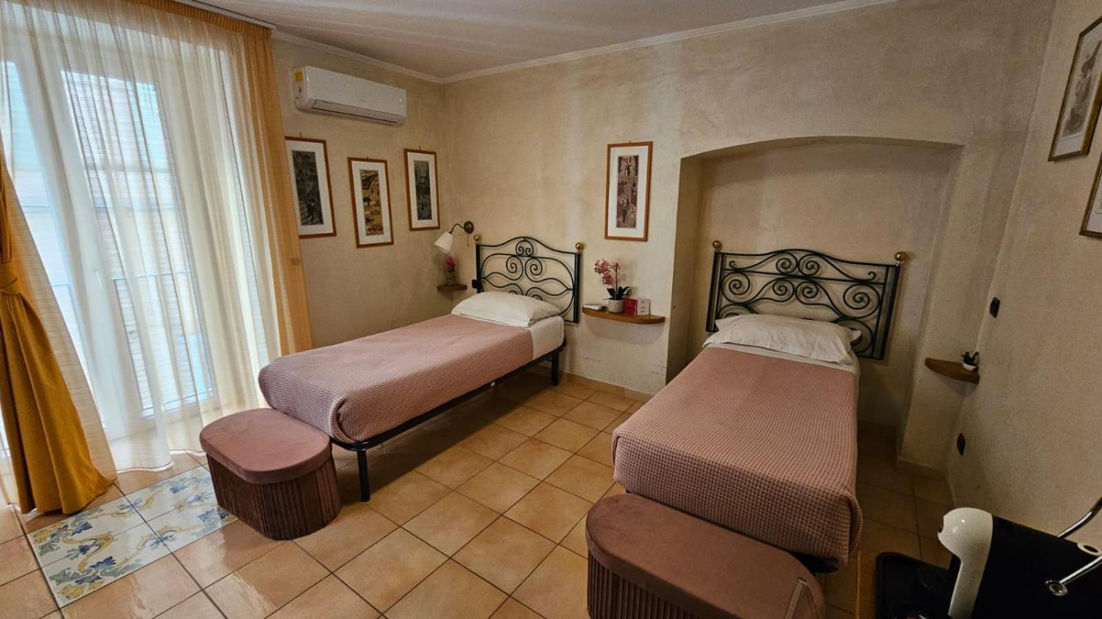 Vittoria Guest House Salerno Exteriör bild