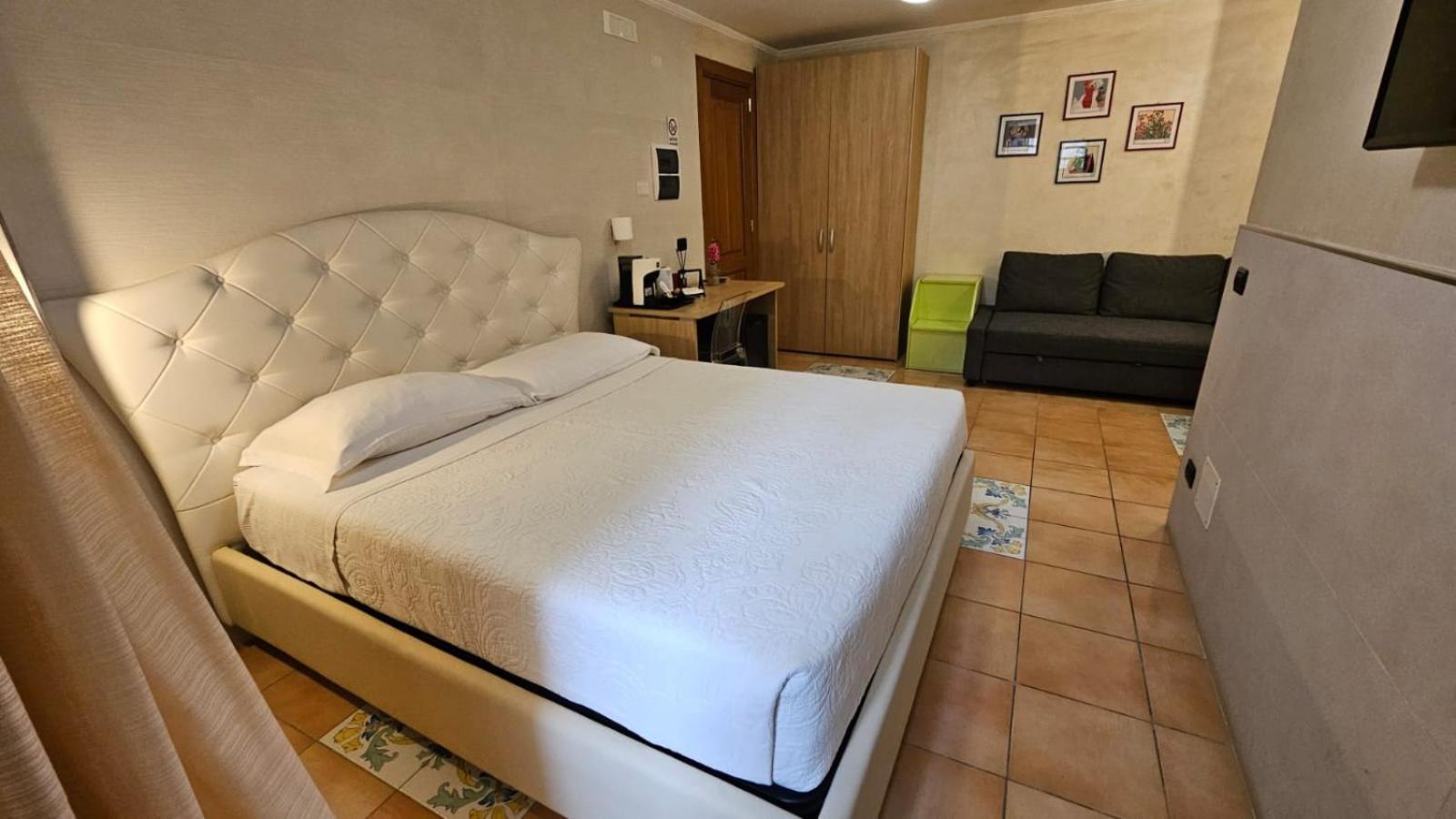 Vittoria Guest House Salerno Exteriör bild