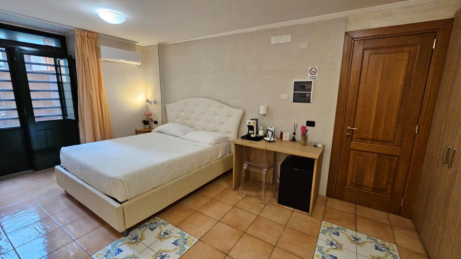 Vittoria Guest House Salerno Exteriör bild